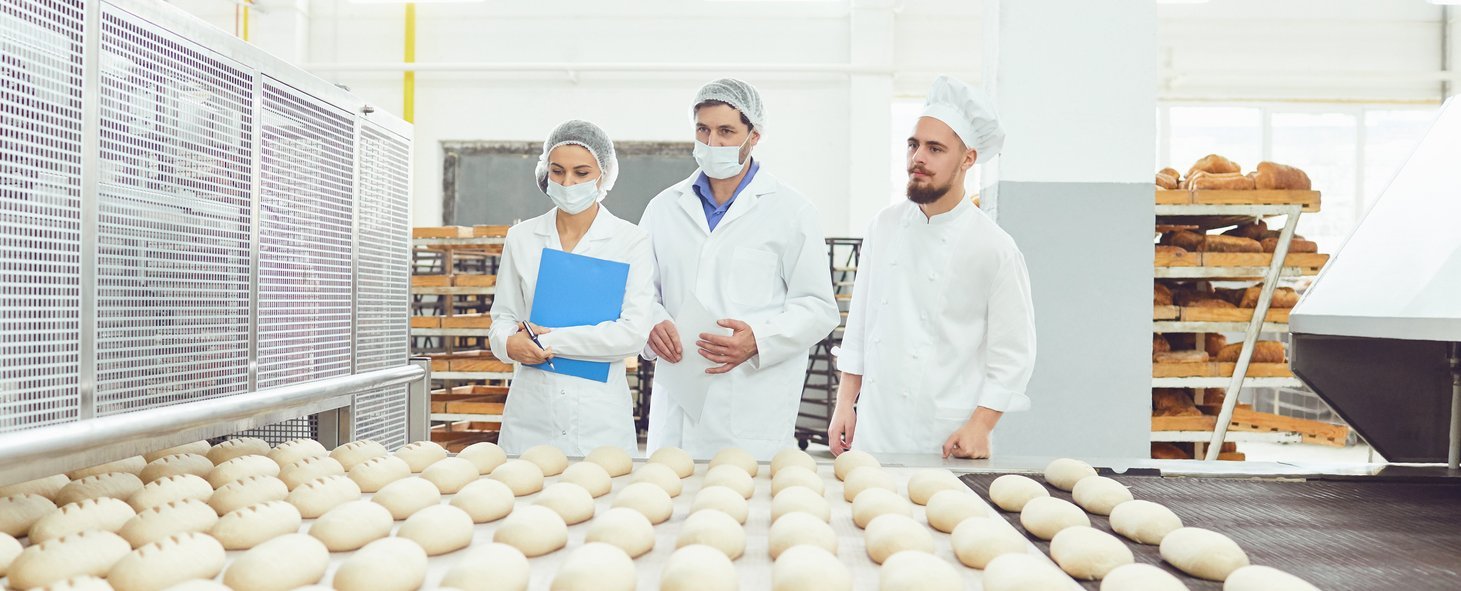 Bäcker bei Brotproduktion