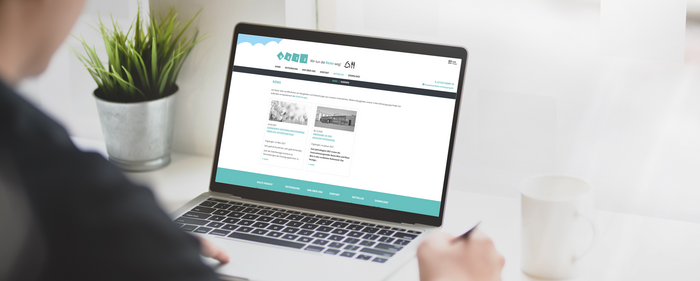 Mann surft über die Webseite von BETZ Entsorgung